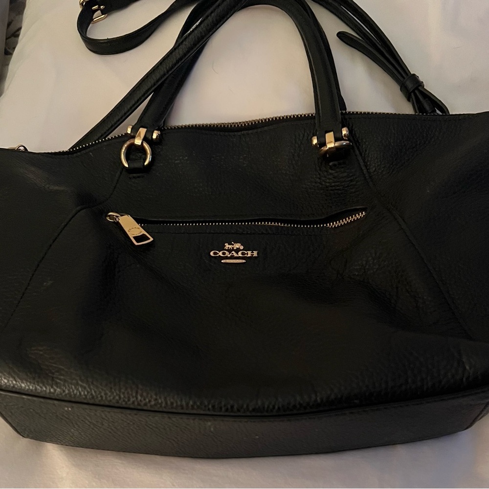 Coach purse- shoulder strap or carry
Excellent condition